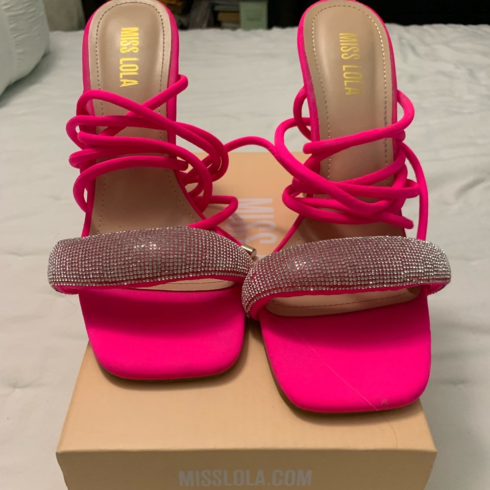 Hot Pink MISS LOLA size 7( Worn Once ) on NyE it’s so beautiful ❤️